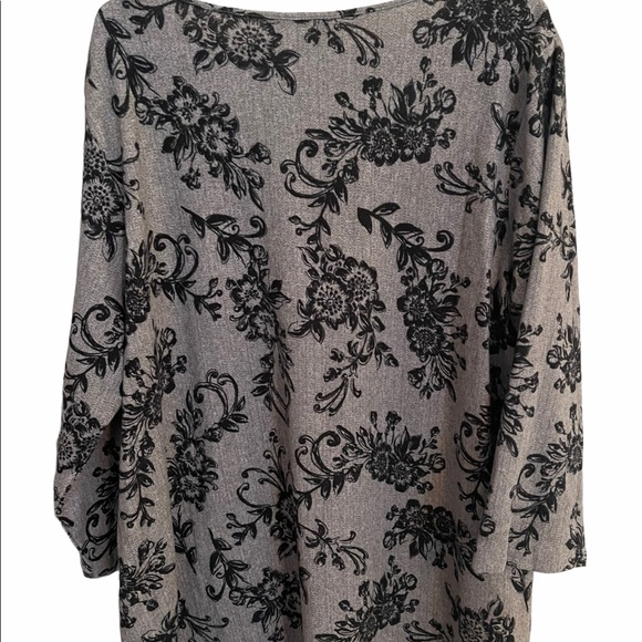 ➕size Emaline Woman Grey/Navy Floral Top Sz 2X - Picture 6 of 6